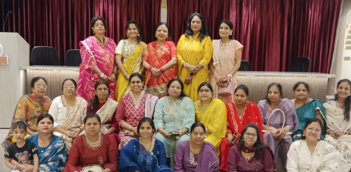 रंगरंगीली नारी कार्यक्रम में प्रस्तुति देती महिलाएं