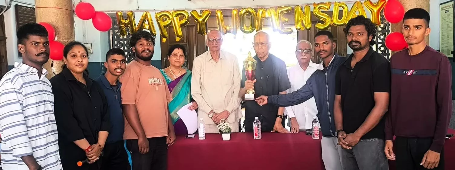 महिला प्राध्यापकों और छात्राओं के साथ महिला दिवस कार्यक्रम