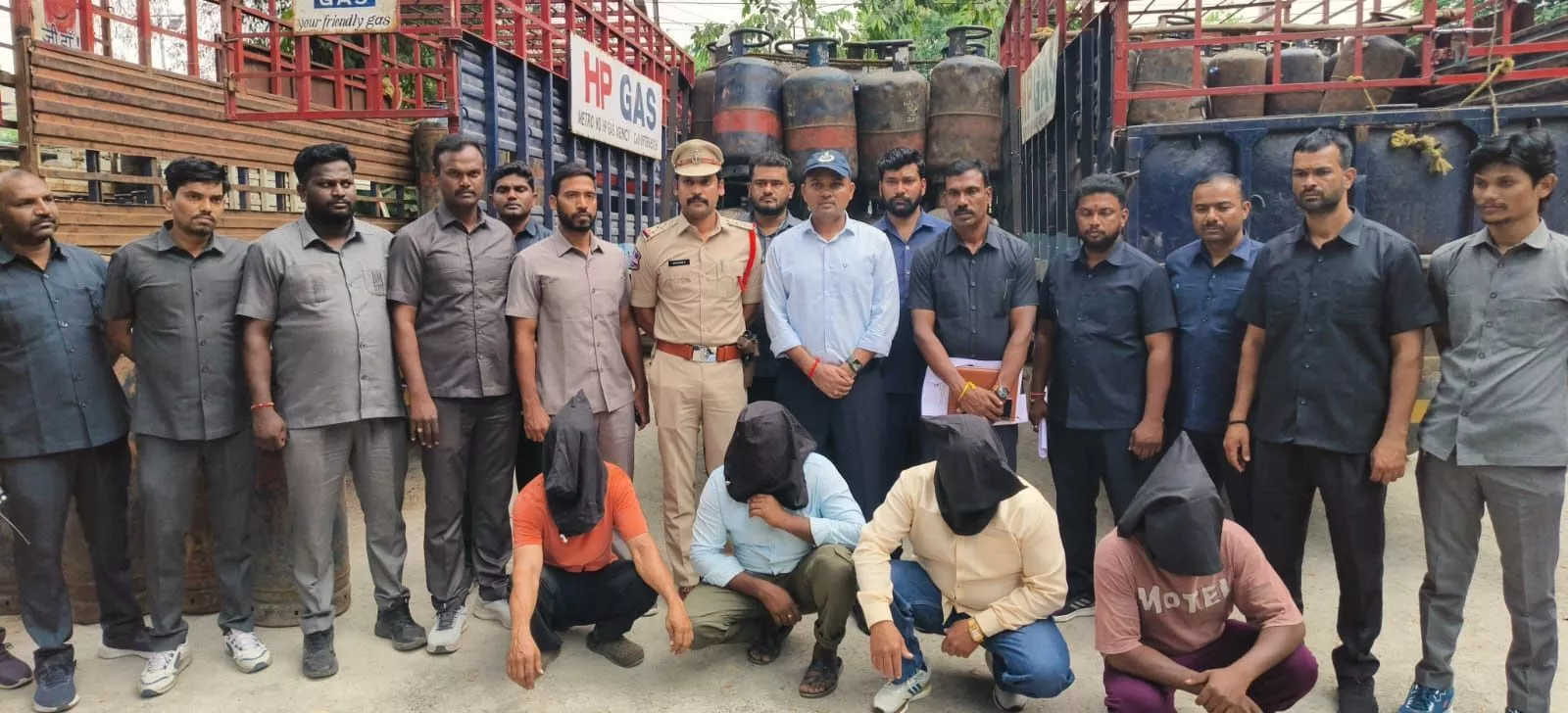 पुलिस ने बंजारा हिल्स में गैस सिलेंडरों की काला बाजारी पकड़ी