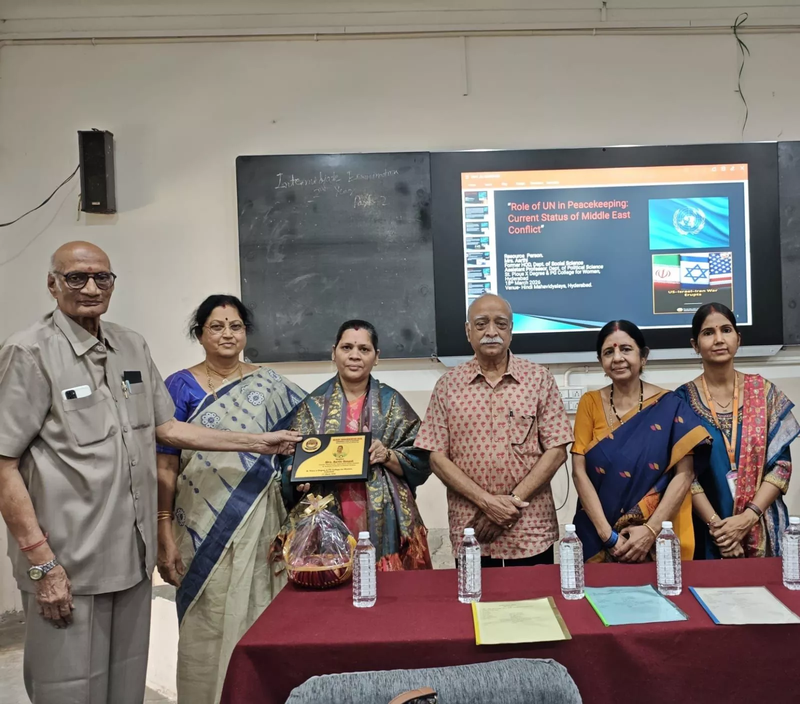 व्याख्यान कार्यक्रम में उपस्थित अतिथि व छात्र