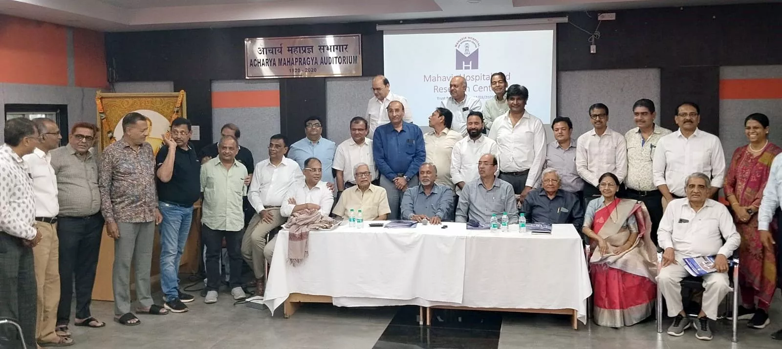 महावीर अस्पताल ट्रस्ट बोर्ड की बैठक में उपस्थित सदस्य