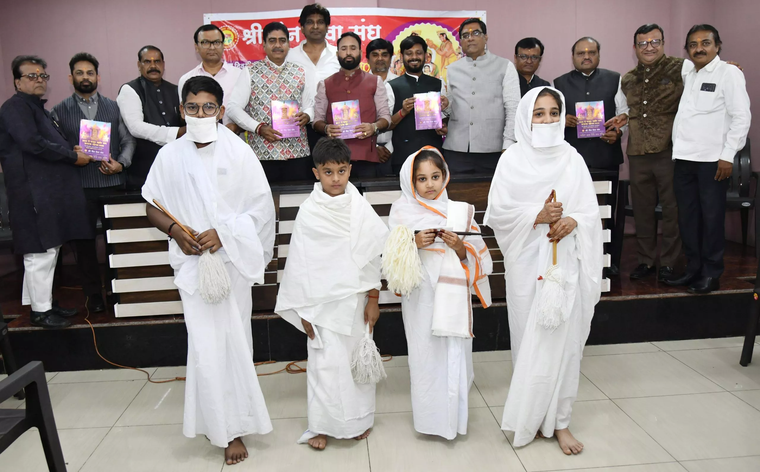 महावीर जन्मकल्याणक महोत्सव में श्रद्धालु भाग लेते हुए