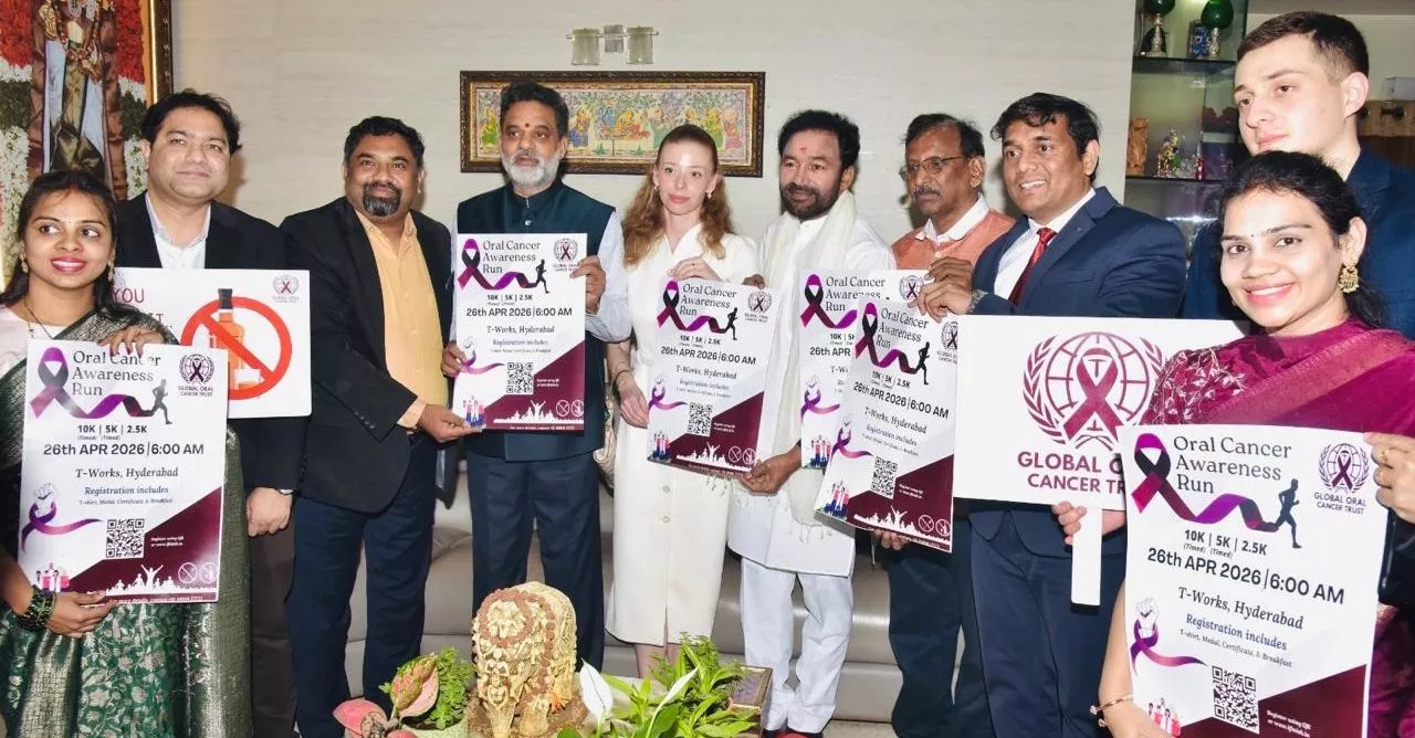 मैराथन पोस्टर जारी करते किशन रेड्डी