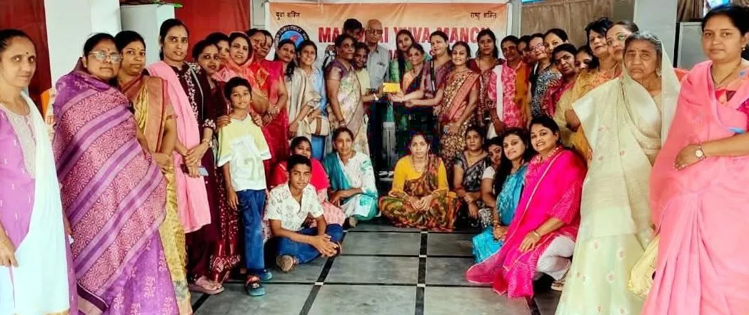 नेत्रहीन विद्यार्थियों को कंप्यूटर चेयर वितरित करते सदस्य