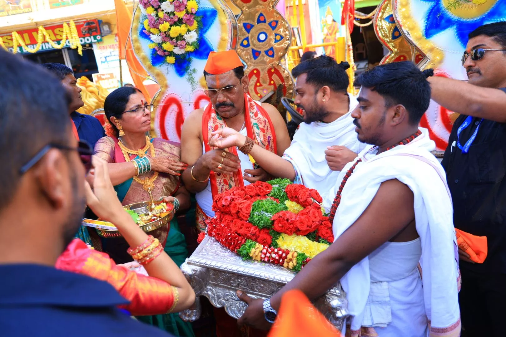 हैदराबाद में नरेन्द्राचार्यजी की पादुका शोभायात्रा