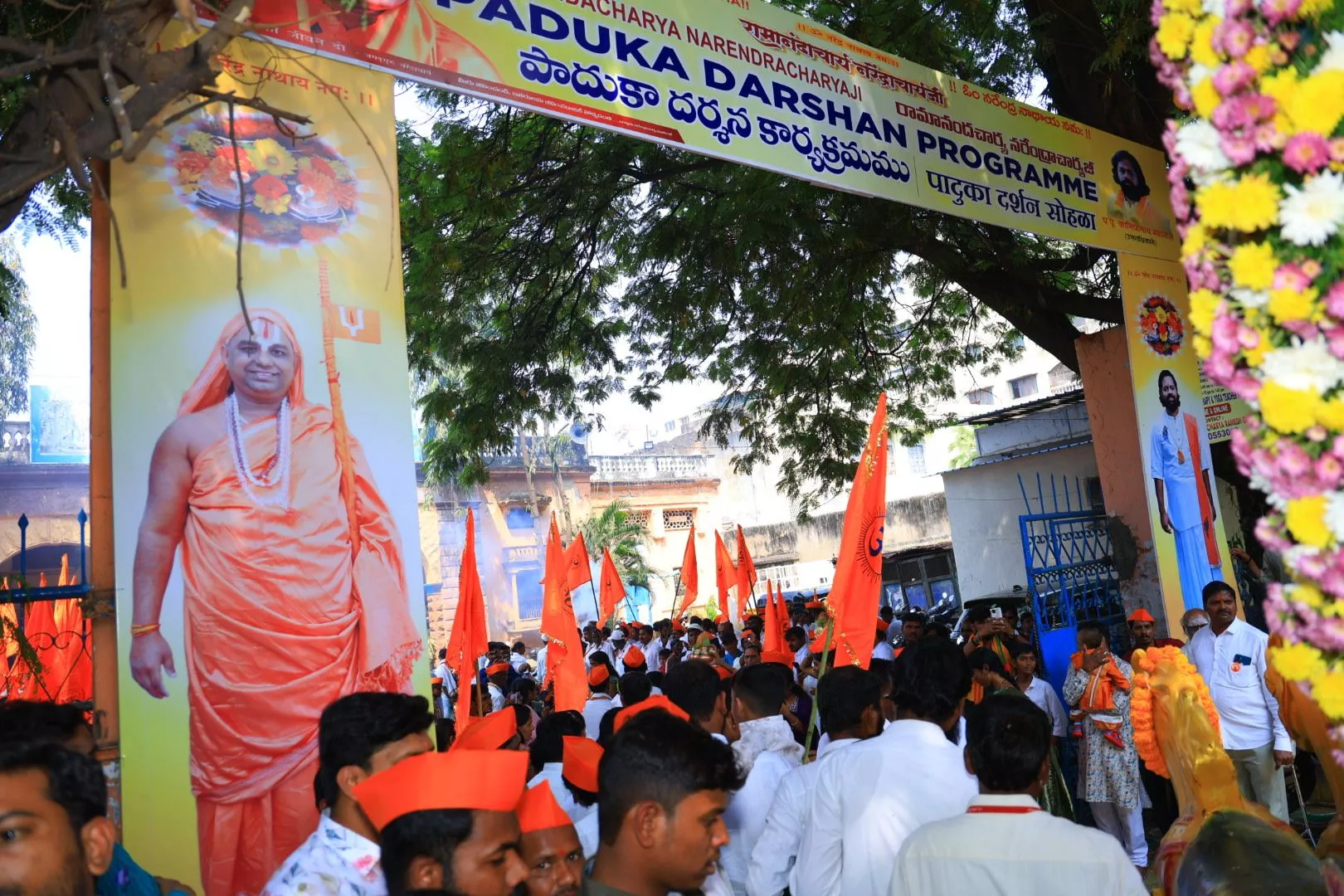 हैदराबाद में नरेन्द्राचार्यजी की पादुका शोभायात्रा