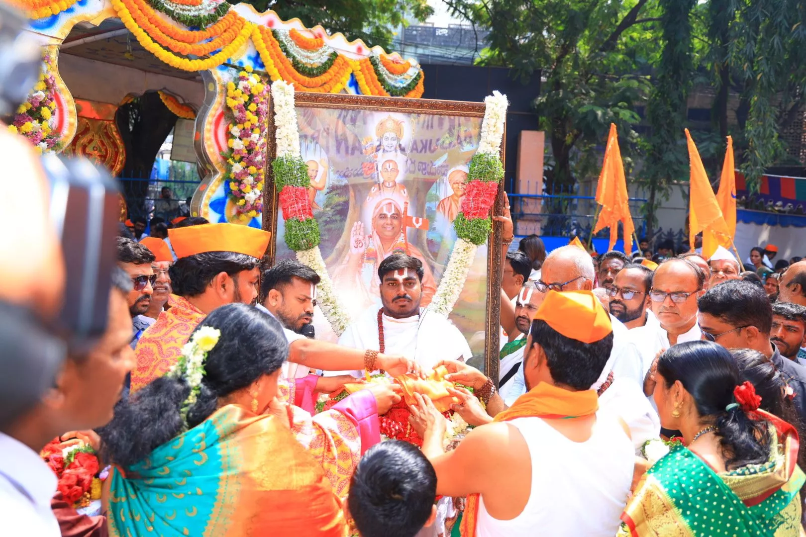 हैदराबाद में नरेन्द्राचार्यजी की पादुका शोभायात्रा