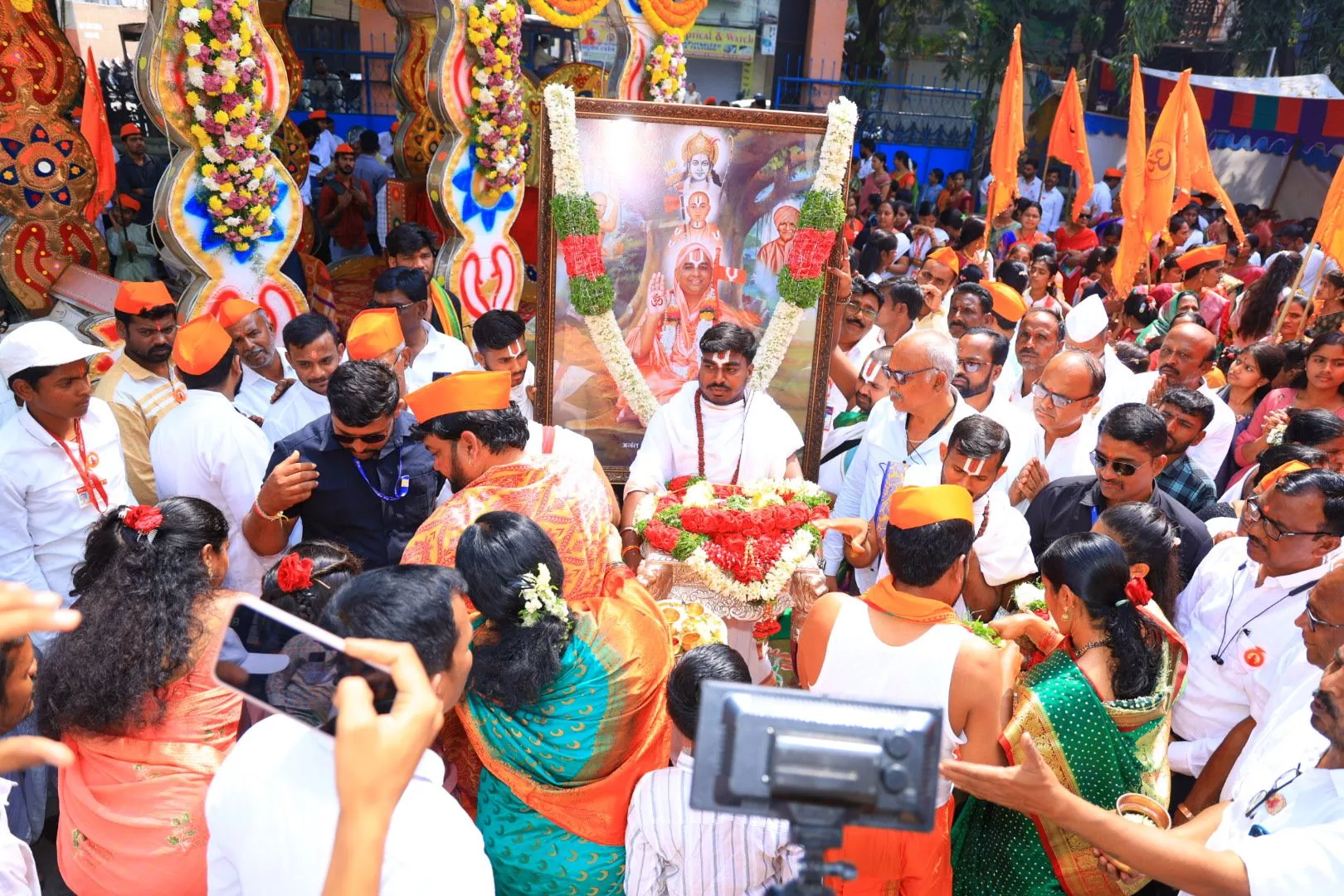 हैदराबाद में नरेन्द्राचार्यजी की पादुका शोभायात्रा