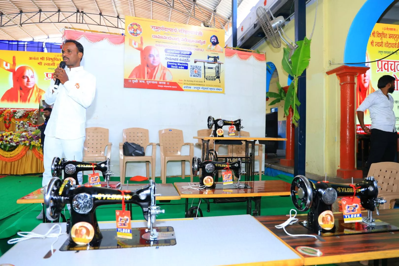 हैदराबाद में नरेन्द्राचार्यजी की पादुका शोभायात्रा