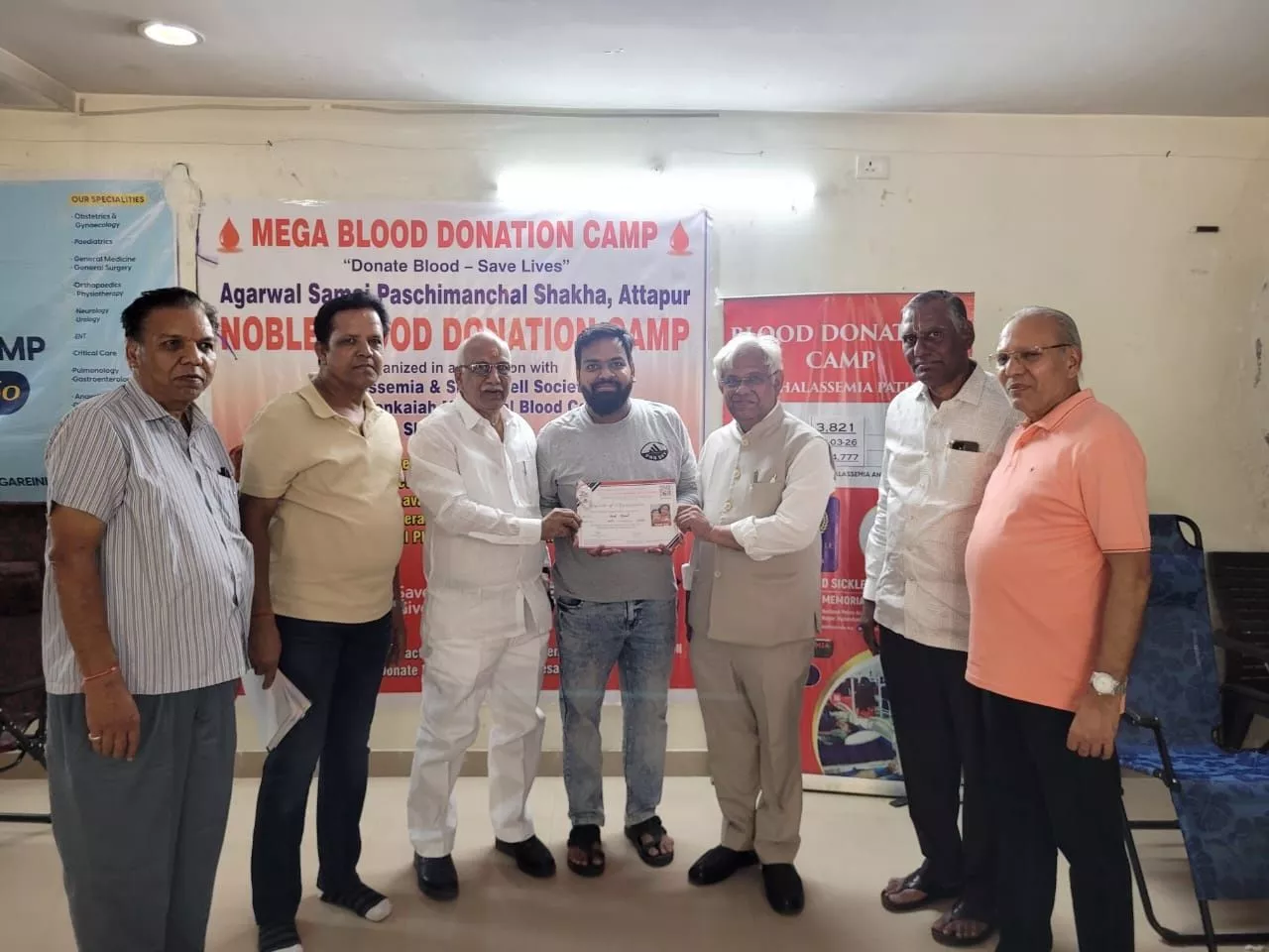 अत्तापुर में रक्तदान करते समाज के सदस्य