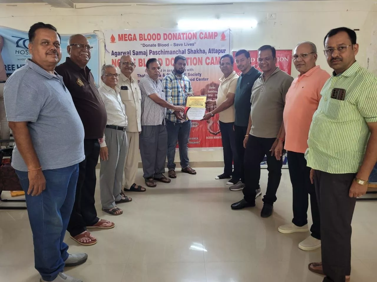 अत्तापुर में रक्तदान करते समाज के सदस्य