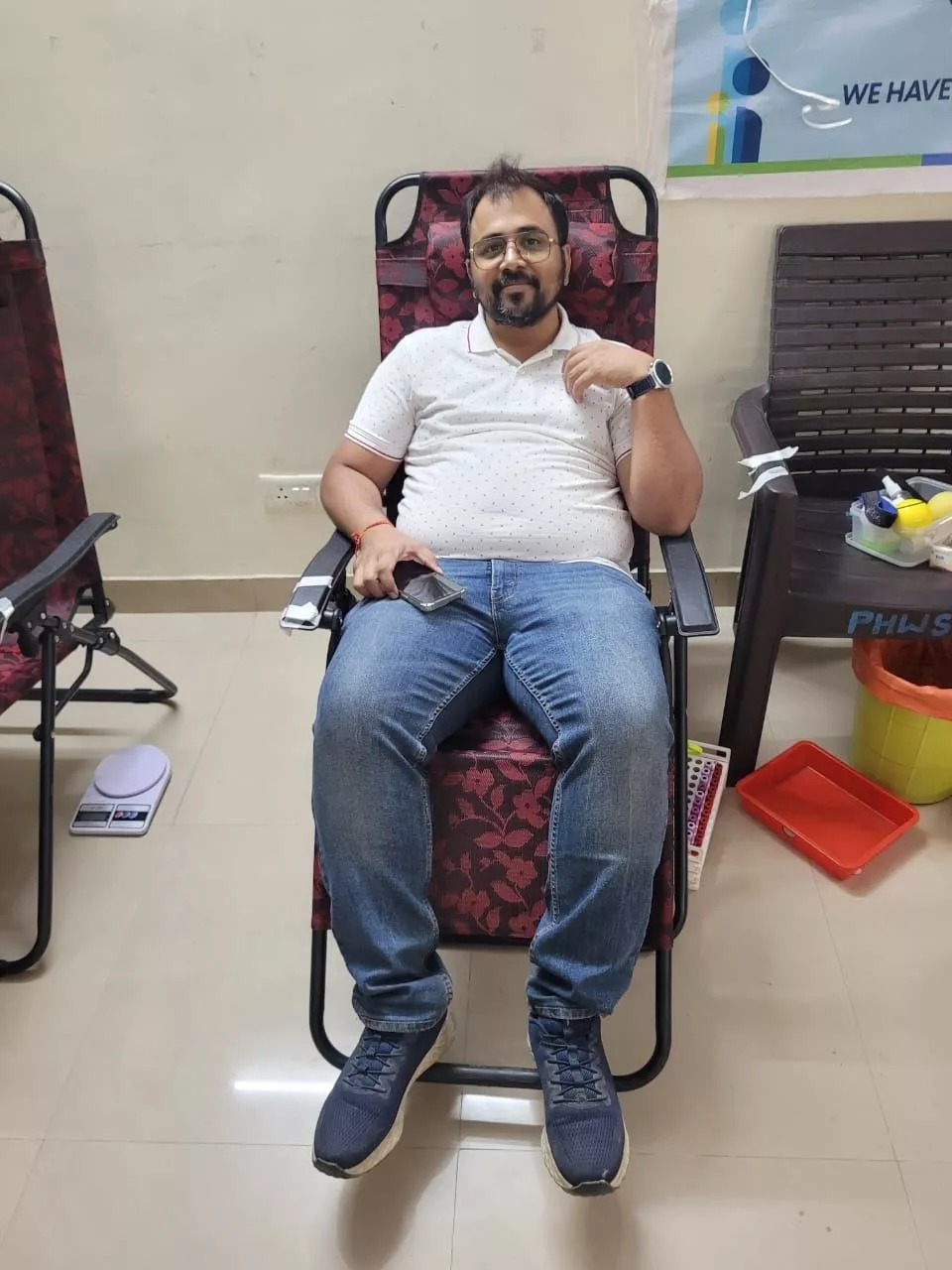 अत्तापुर में रक्तदान करते समाज के सदस्य