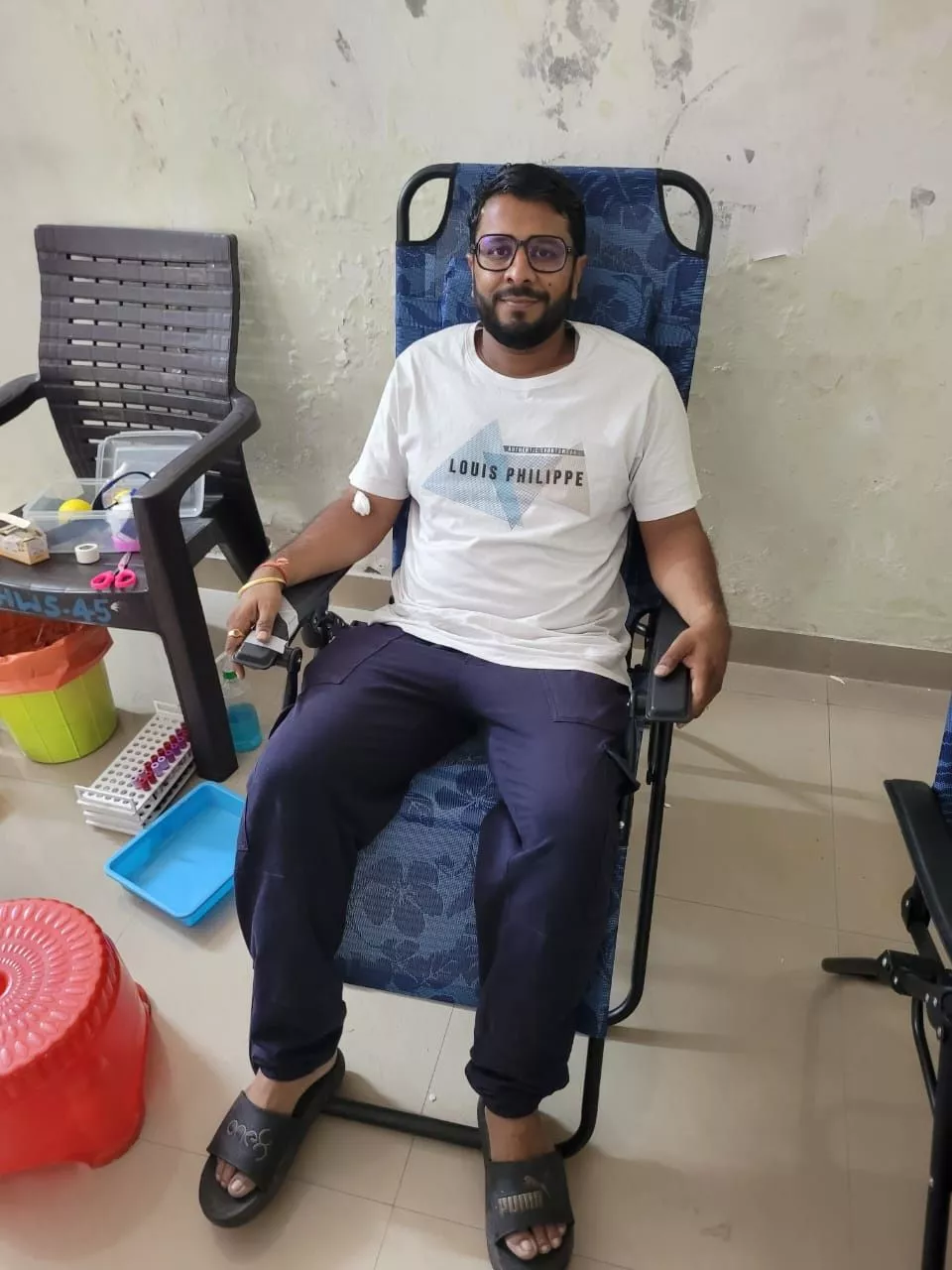 अत्तापुर में रक्तदान करते समाज के सदस्य