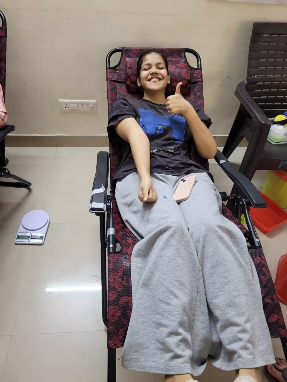 अत्तापुर में रक्तदान करते समाज के सदस्य