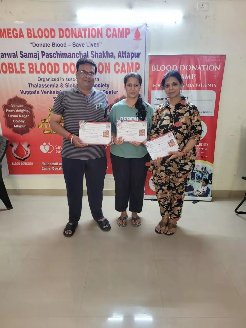 अत्तापुर में रक्तदान करते समाज के सदस्य