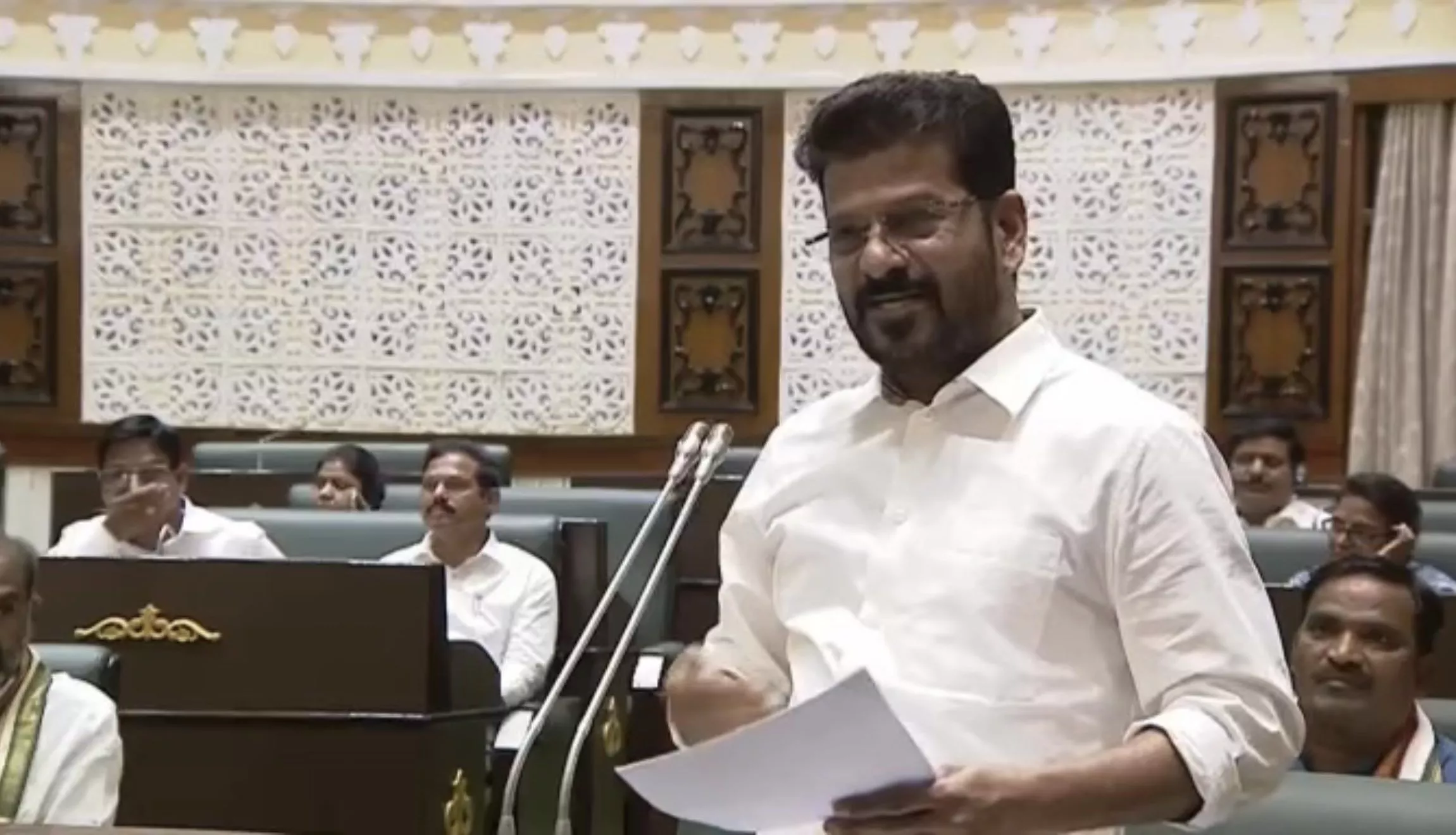 स्कूल विकास कार्यों की जानकारी देते मुख्यमंत्री रेवंत रेड्डी