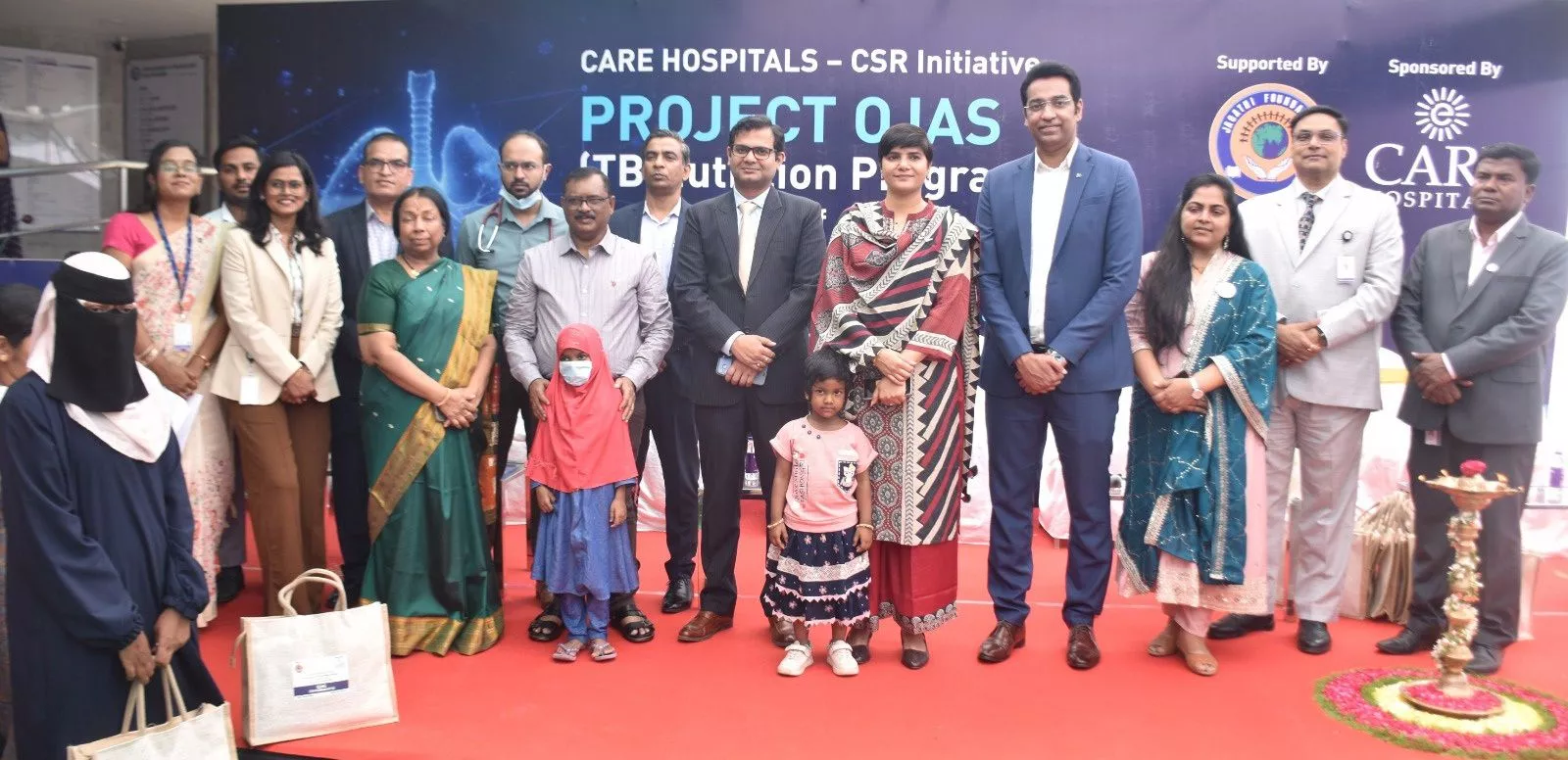 टीबी मरीजों को पोषण किट वितरित करते अतिथि