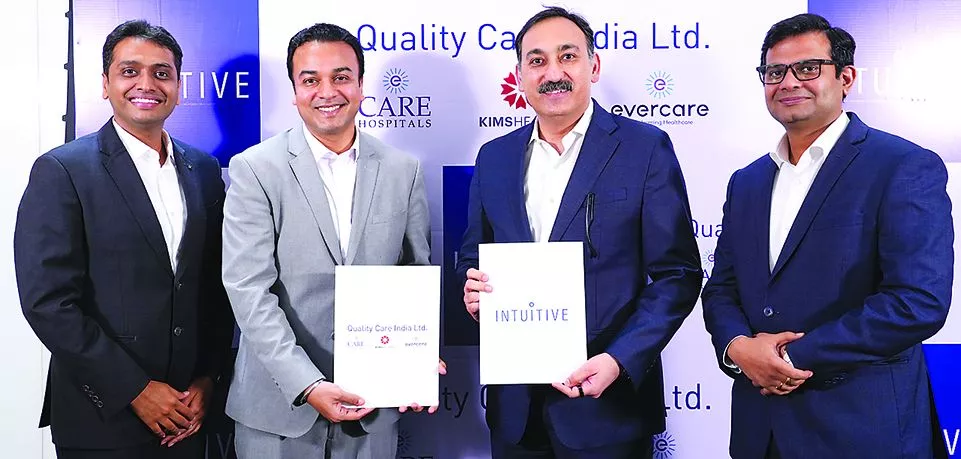 अस्पताल में रोबोटिक सर्जरी करते डॉक्टर