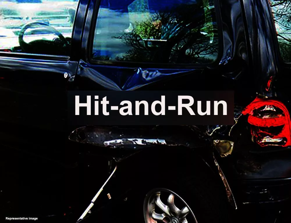 कार के नीचे फँसी बाइक घसीटते हुए ले जाती कार