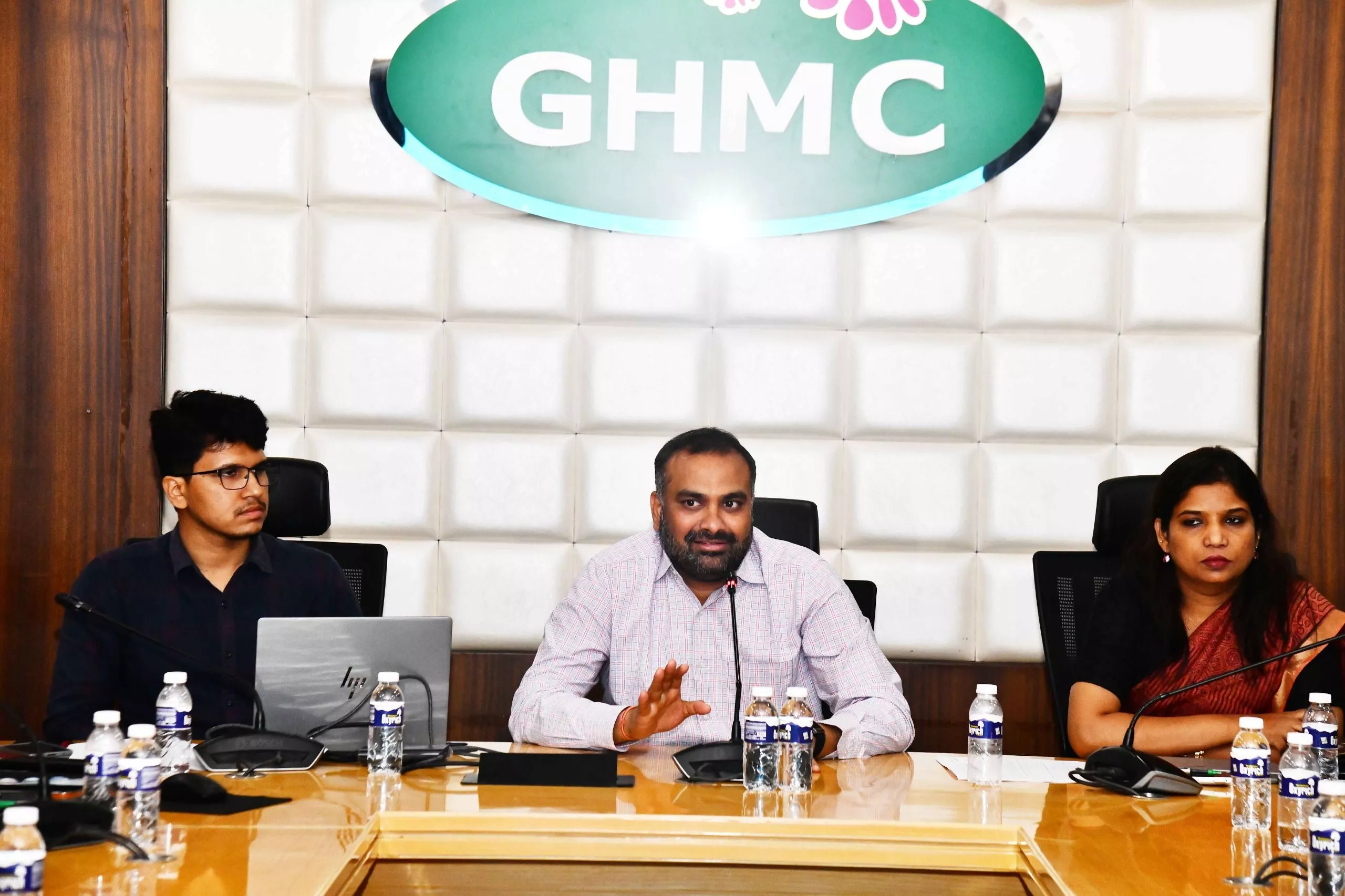 आयुक्त आर.वी. कर्णन सड़कों की सफाई समीक्षा बैठक में