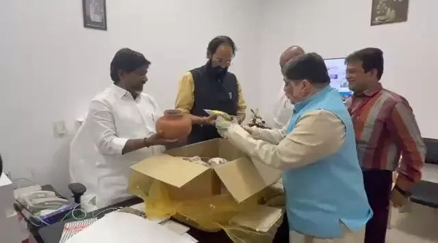 उगादि पर्व पर मंत्री ने मिट्टी के बर्तन भेंट किए