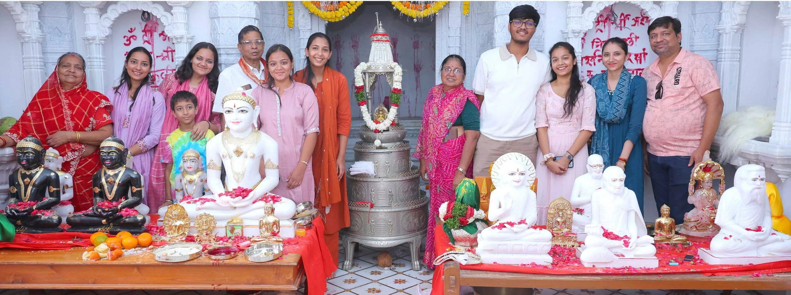 नवकार धाम जैन मंदिर में महावीर स्वामी की प्रतिमा का प्रवेश