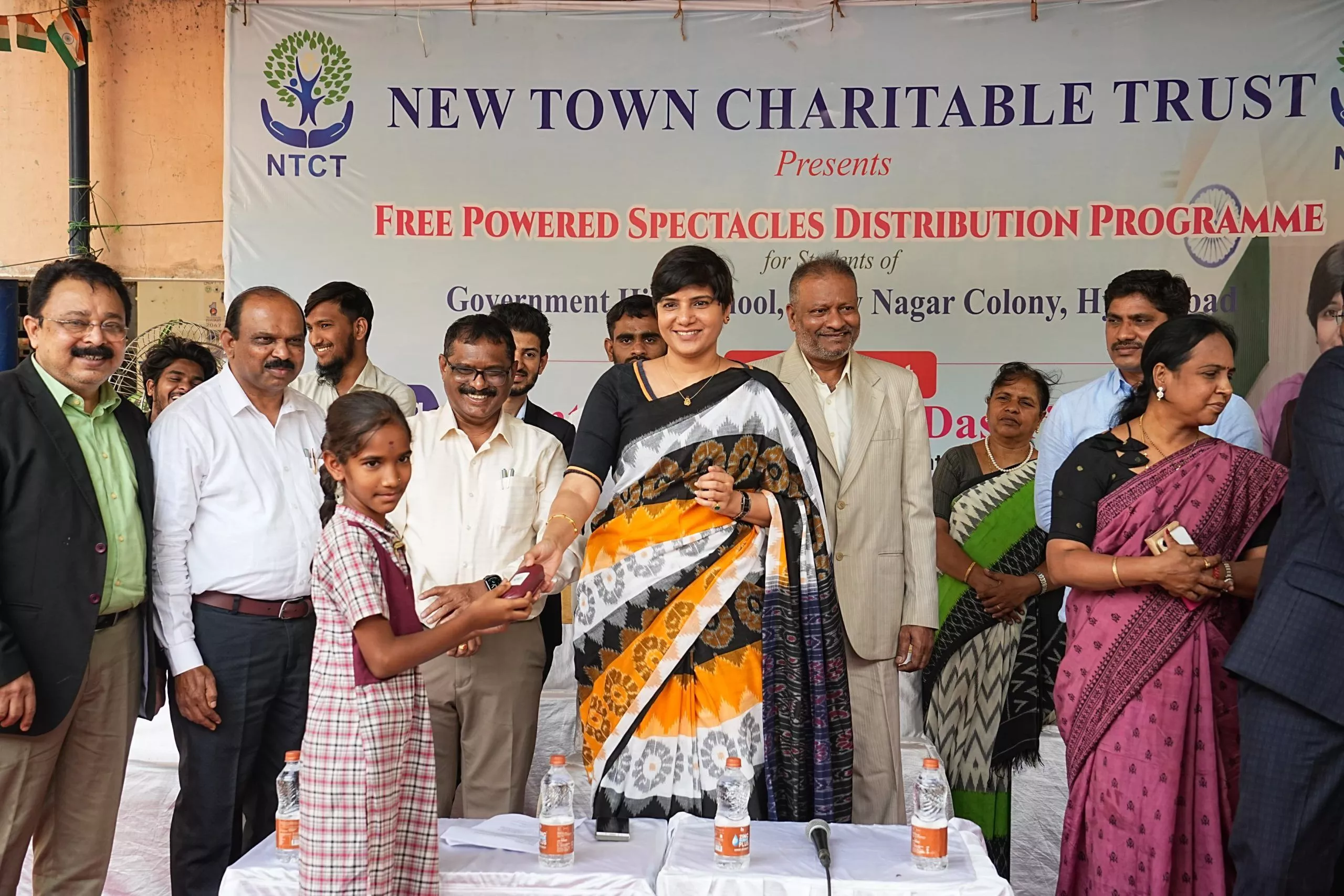 सरकारी स्कूल में चश्मा वितरण कार्यक्रम में कलेक्टर