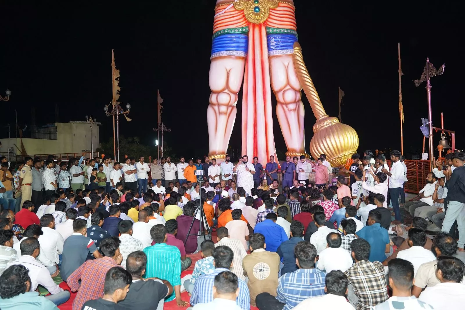 आकाश पुरी हनुमान मंदिर में कार्यकर्ता शोभायात्रा की तैयारी करते हुए