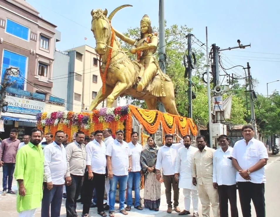 रानी अवंती बाई की प्रतिमा पर पुष्प अर्पित करते समाज के लोग