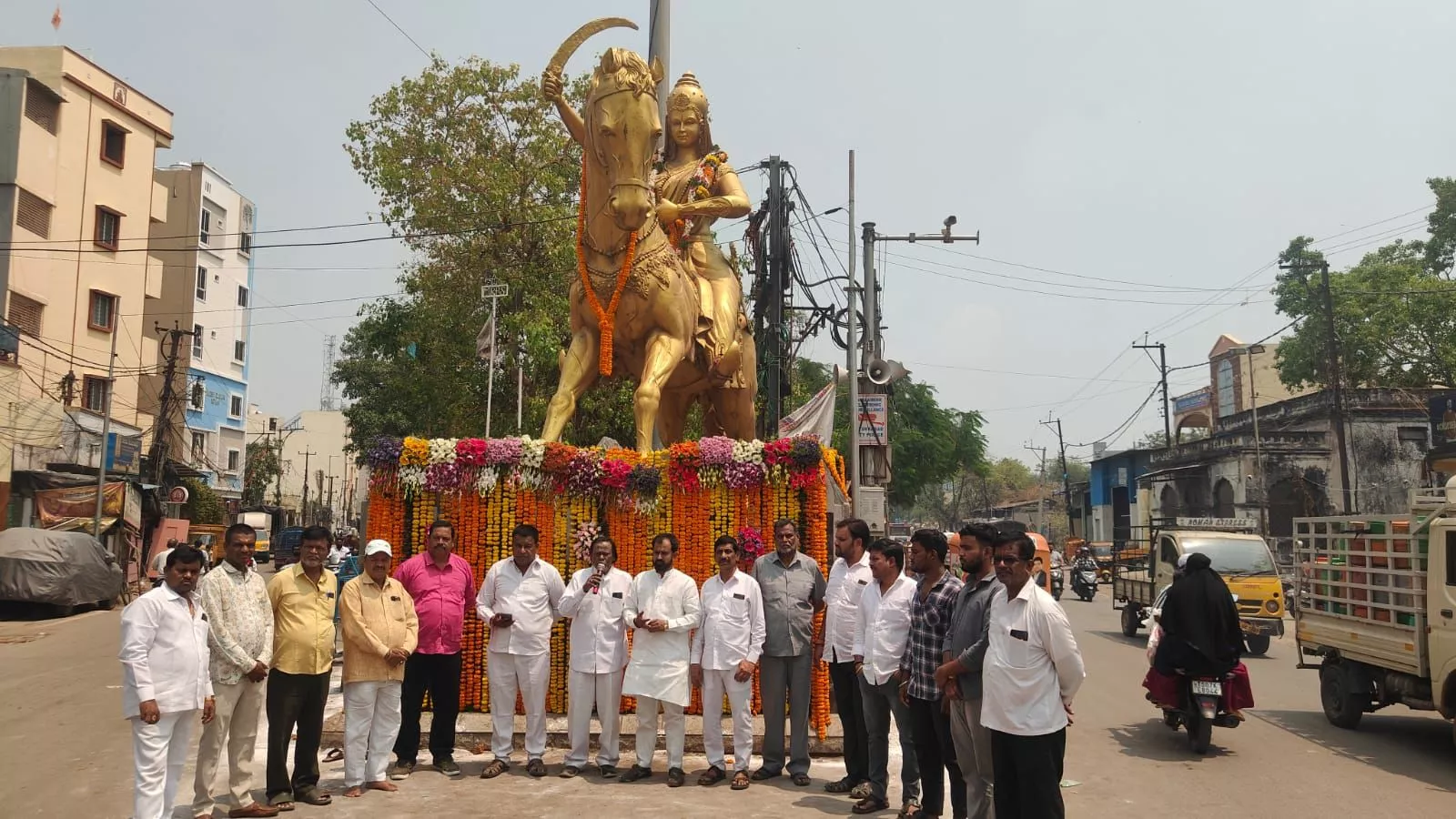 रानी अवंती बाई की प्रतिमा पर पुष्प अर्पित करते समाज के लोग