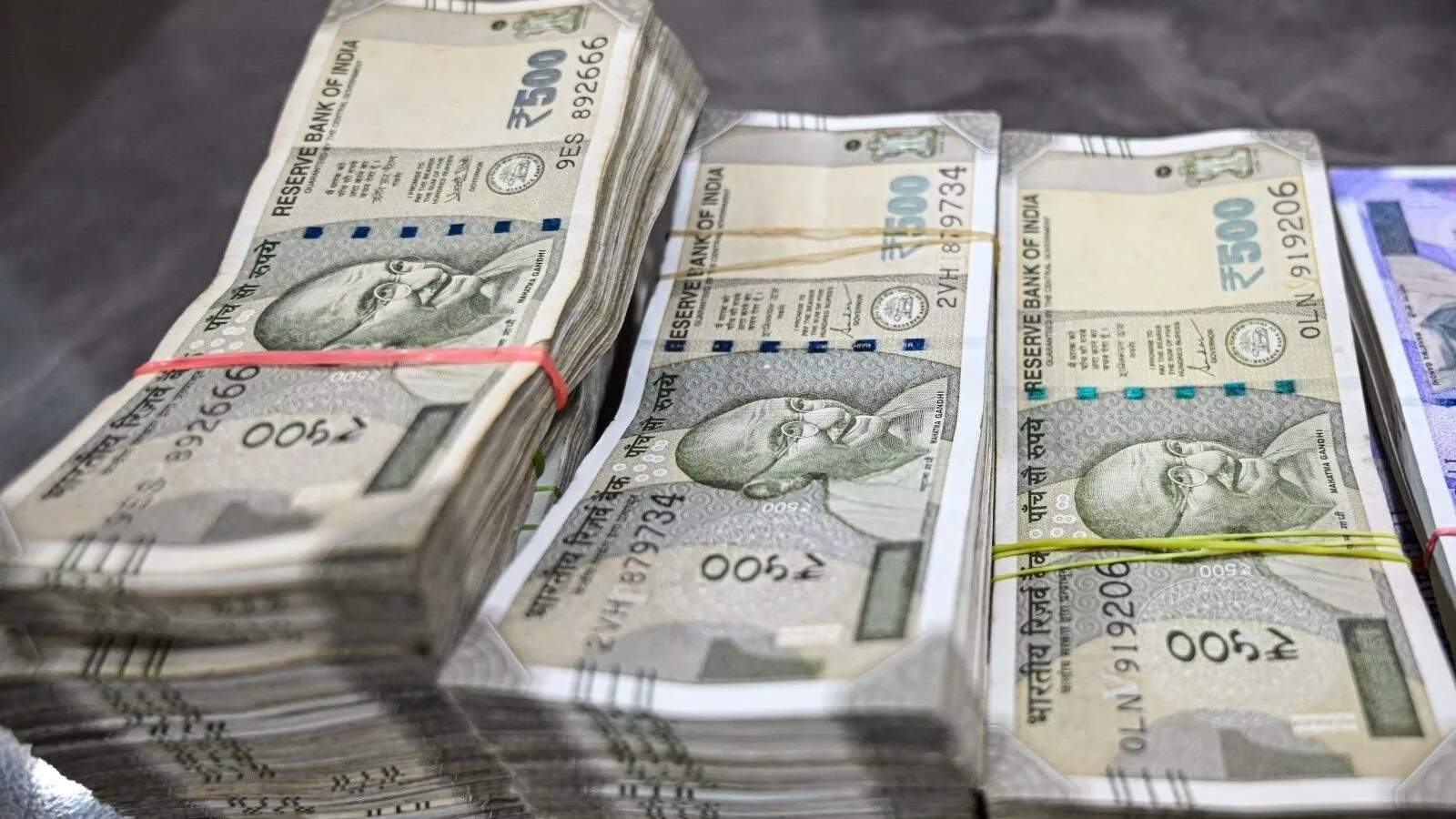 500 रुपये के नोट बरसते ही लोग सीवरेज में जुटे