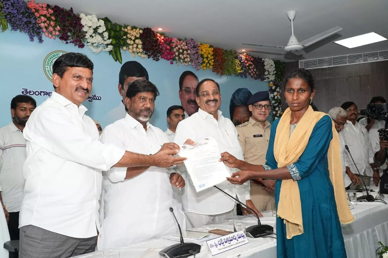 खम्मम में गरीबों को हाउस साइट पट्टे वितरित करते उपमुख्यमंत्री