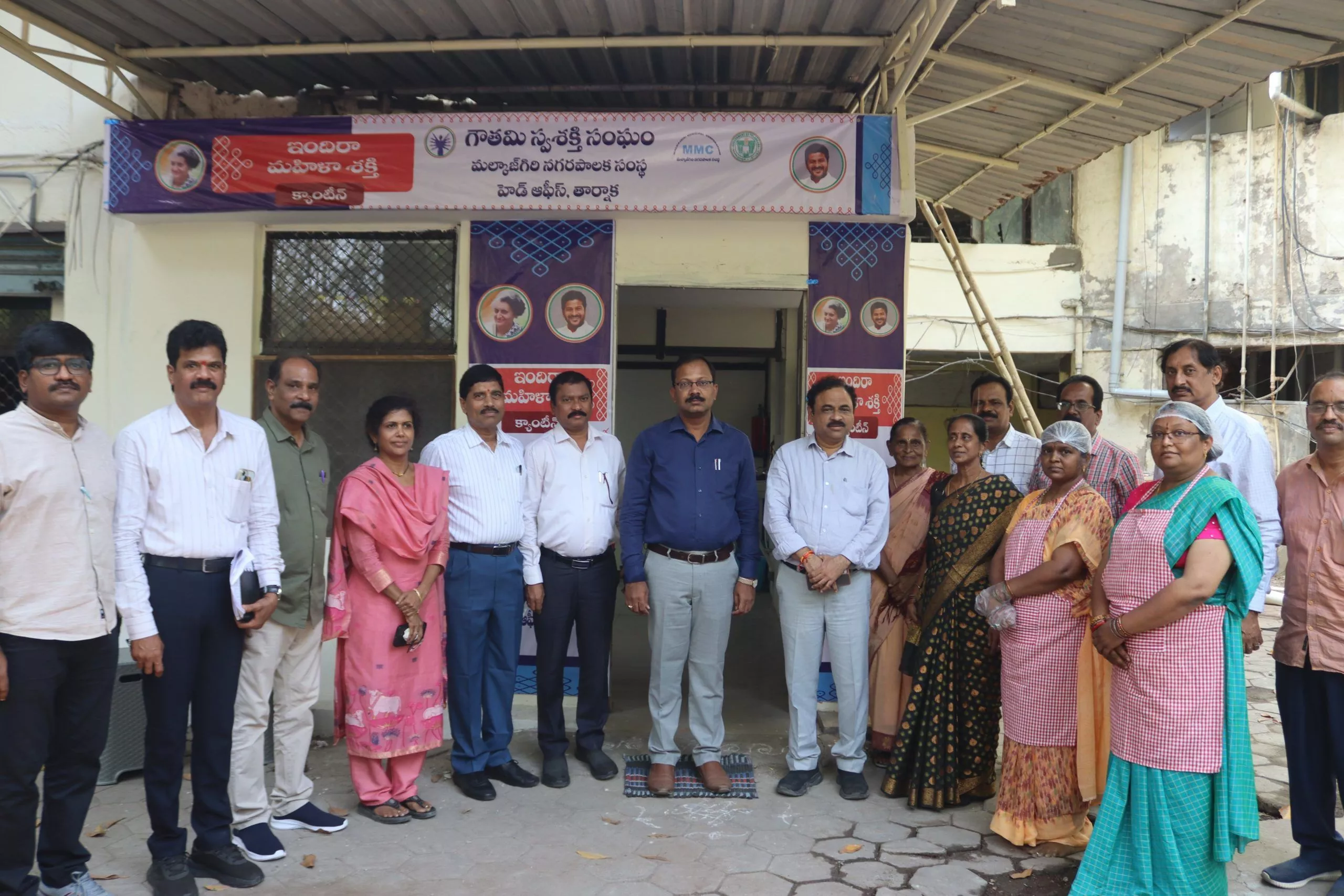 इंदिरा महिला शक्ति कैंटीन का उद्घाटन करते आयुक्त