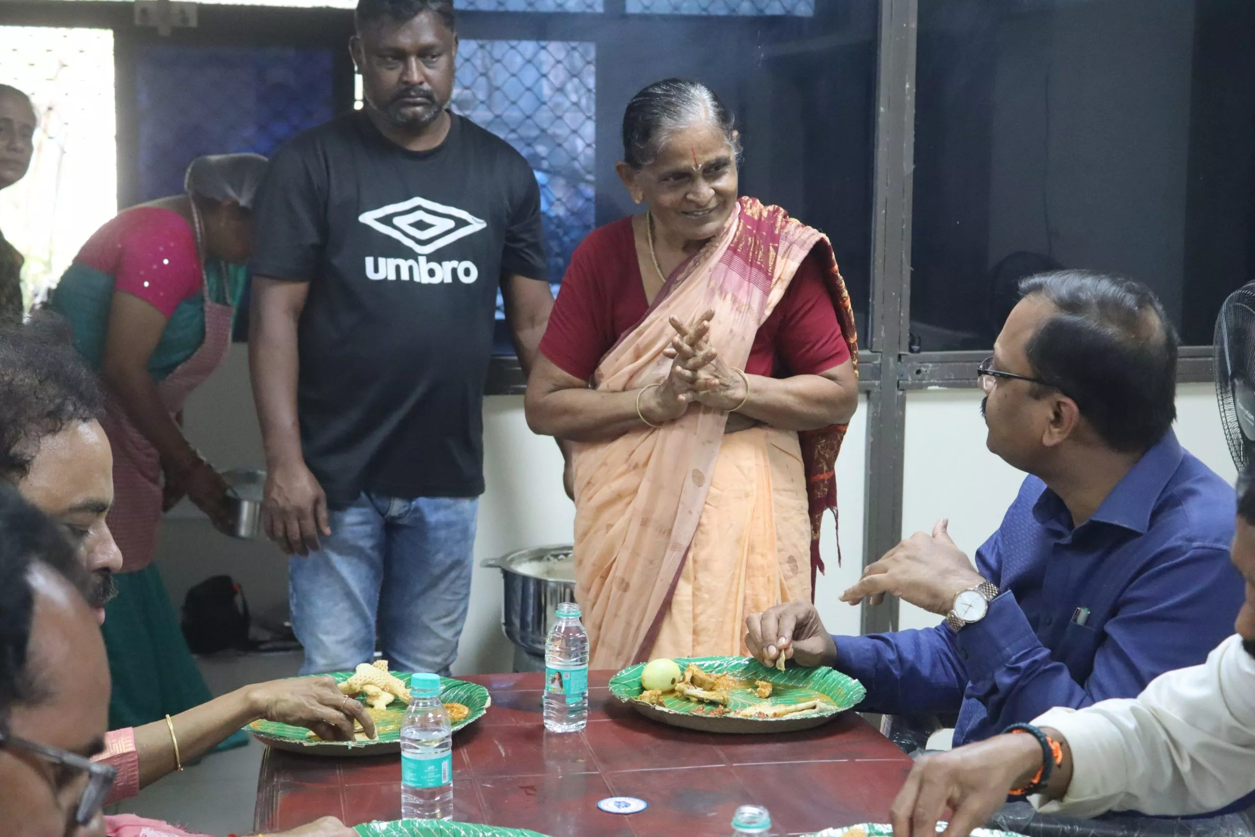 इंदिरा महिला शक्ति कैंटीन का उद्घाटन करते आयुक्त