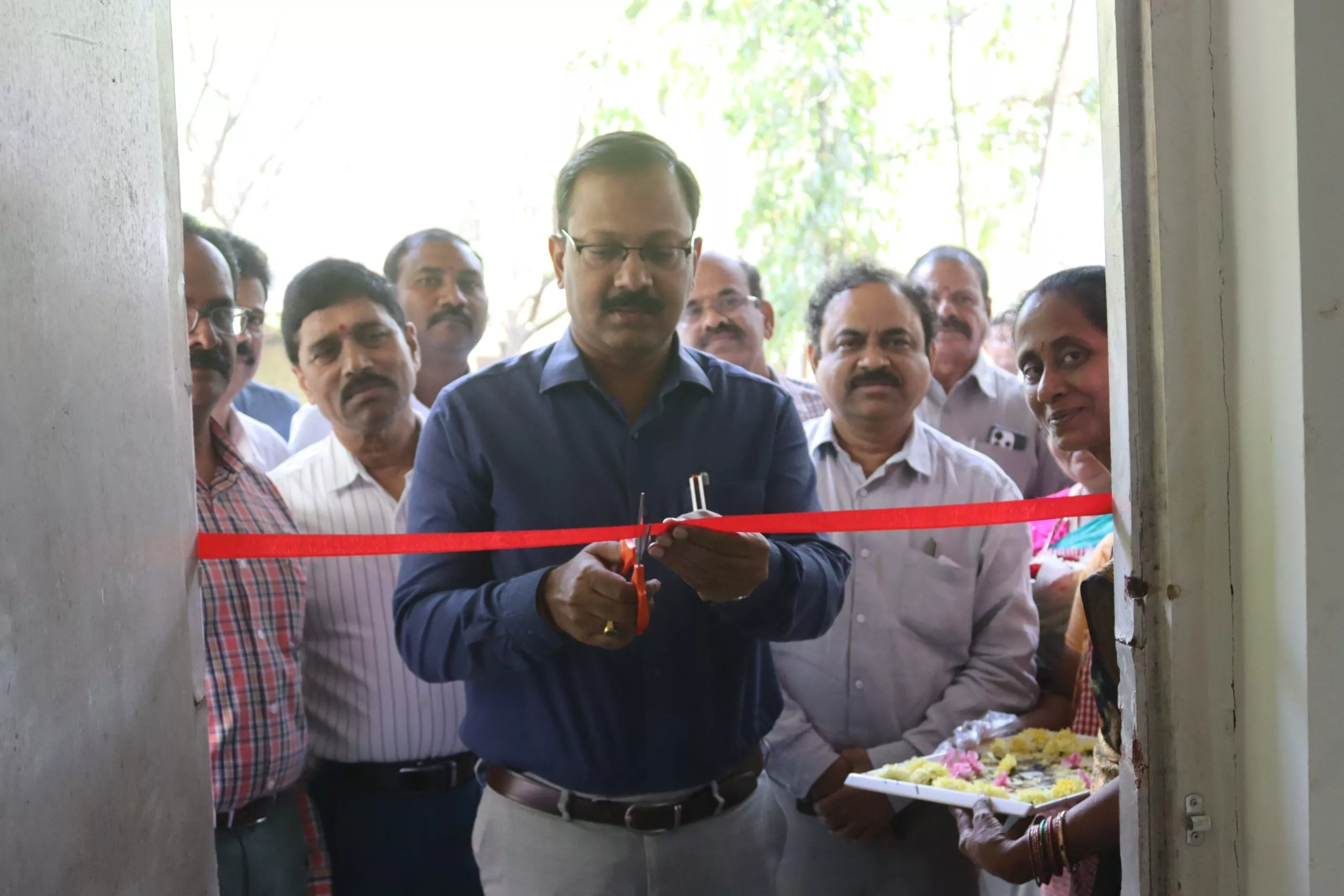 इंदिरा महिला शक्ति कैंटीन का उद्घाटन करते आयुक्त