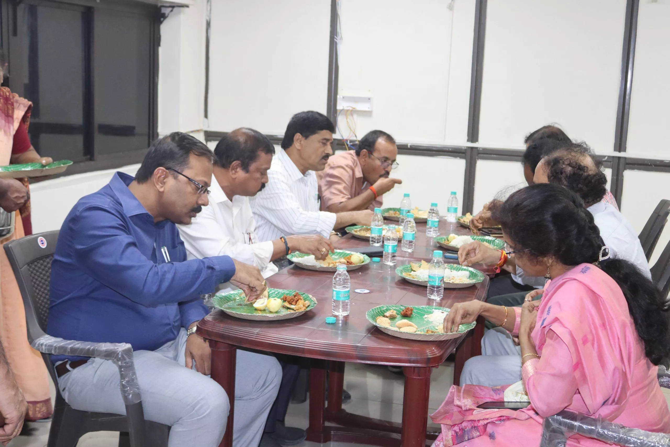 इंदिरा महिला शक्ति कैंटीन उद्घाटन के दौरान आयुक्त