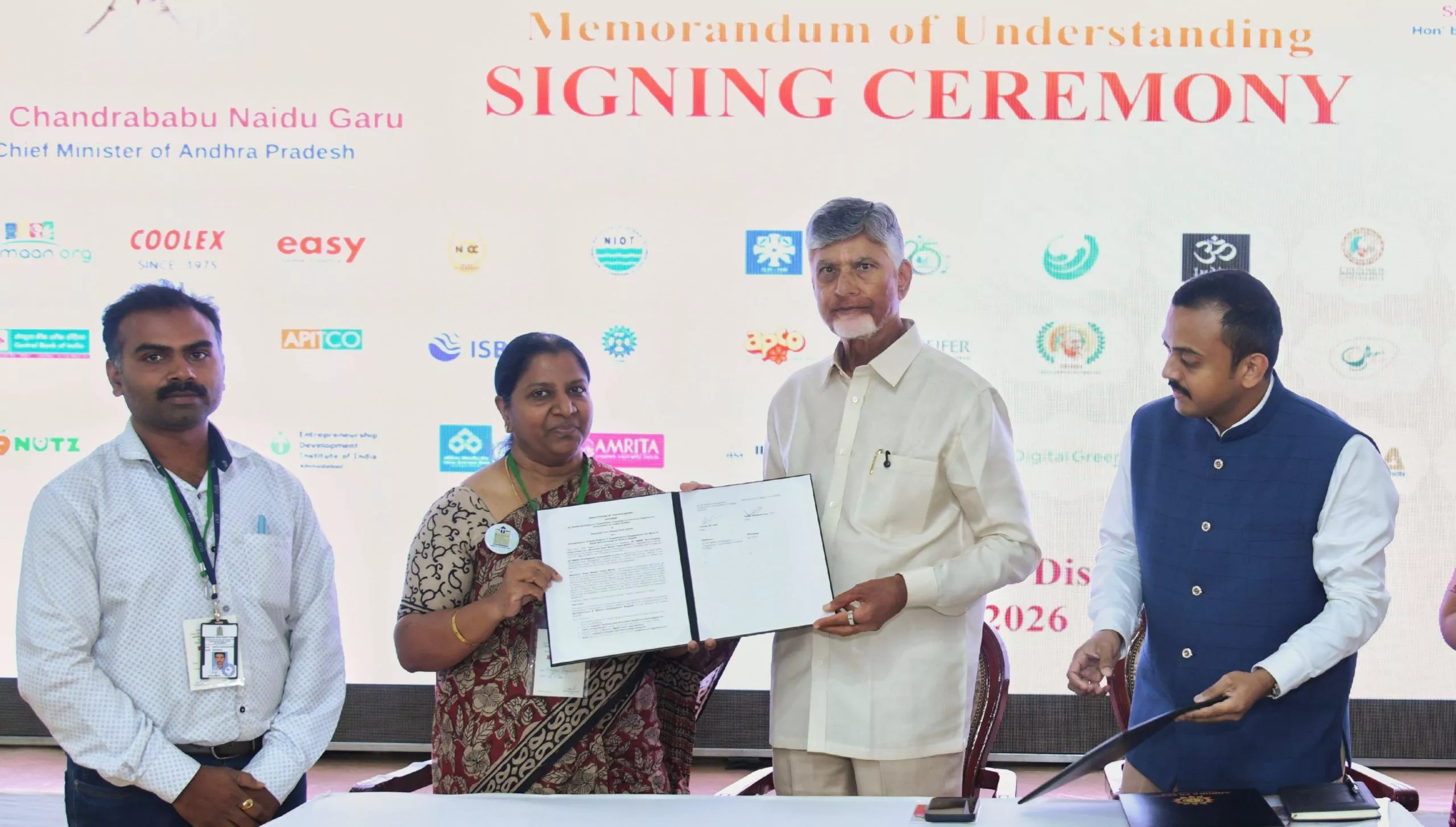 बीवाईएसटी उद्यमिता पहल में युवाओं को प्रशिक्षण मिलता हुआ