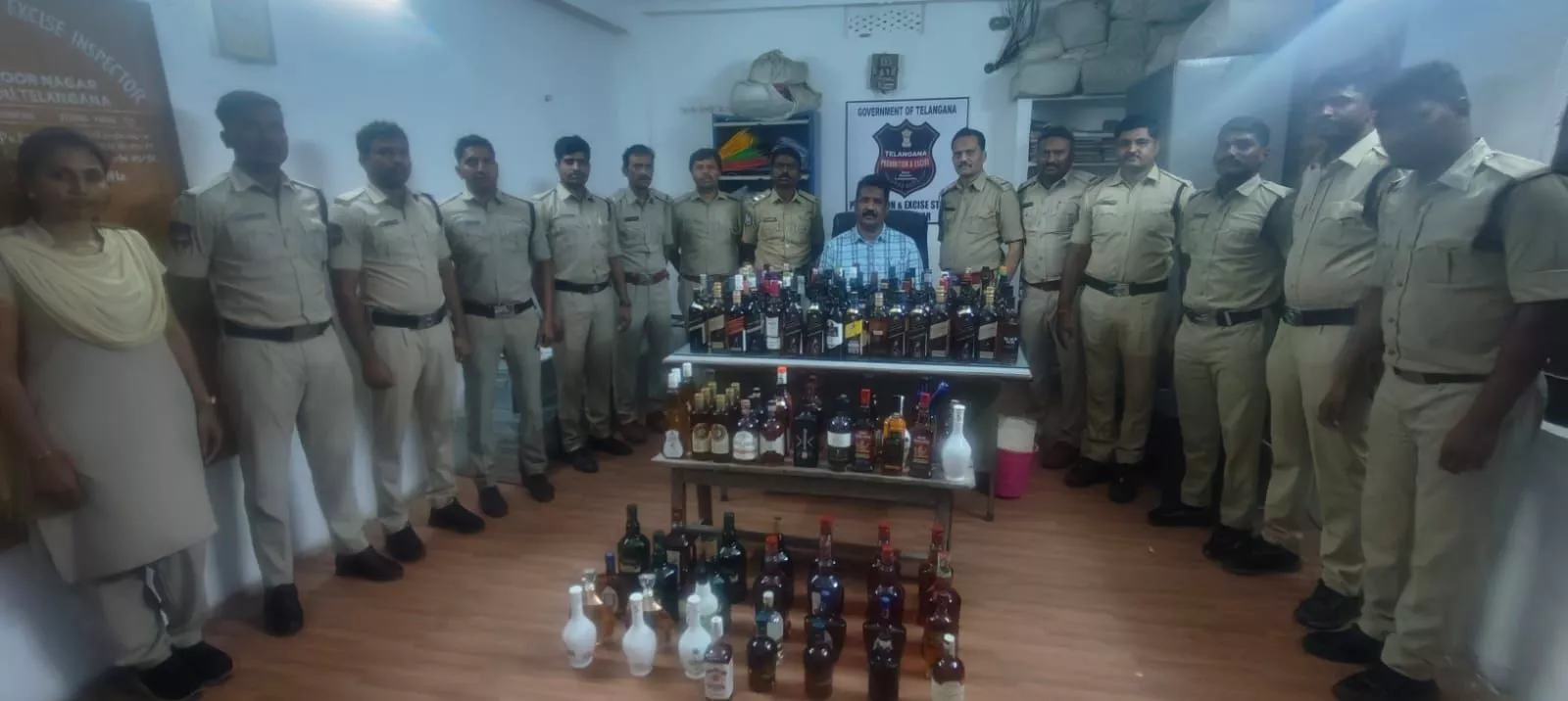 अवैध शराब की बोतलों के साथ पुलिस कार्रवाई