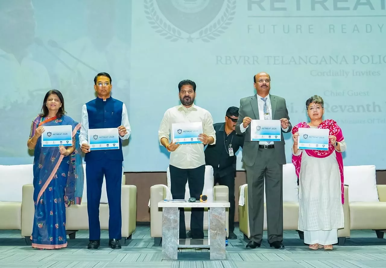 तेलंगाना पुलिस रीट्रीट में संबोधित करते मुख्यमंत्री रेवंत रेड्डी