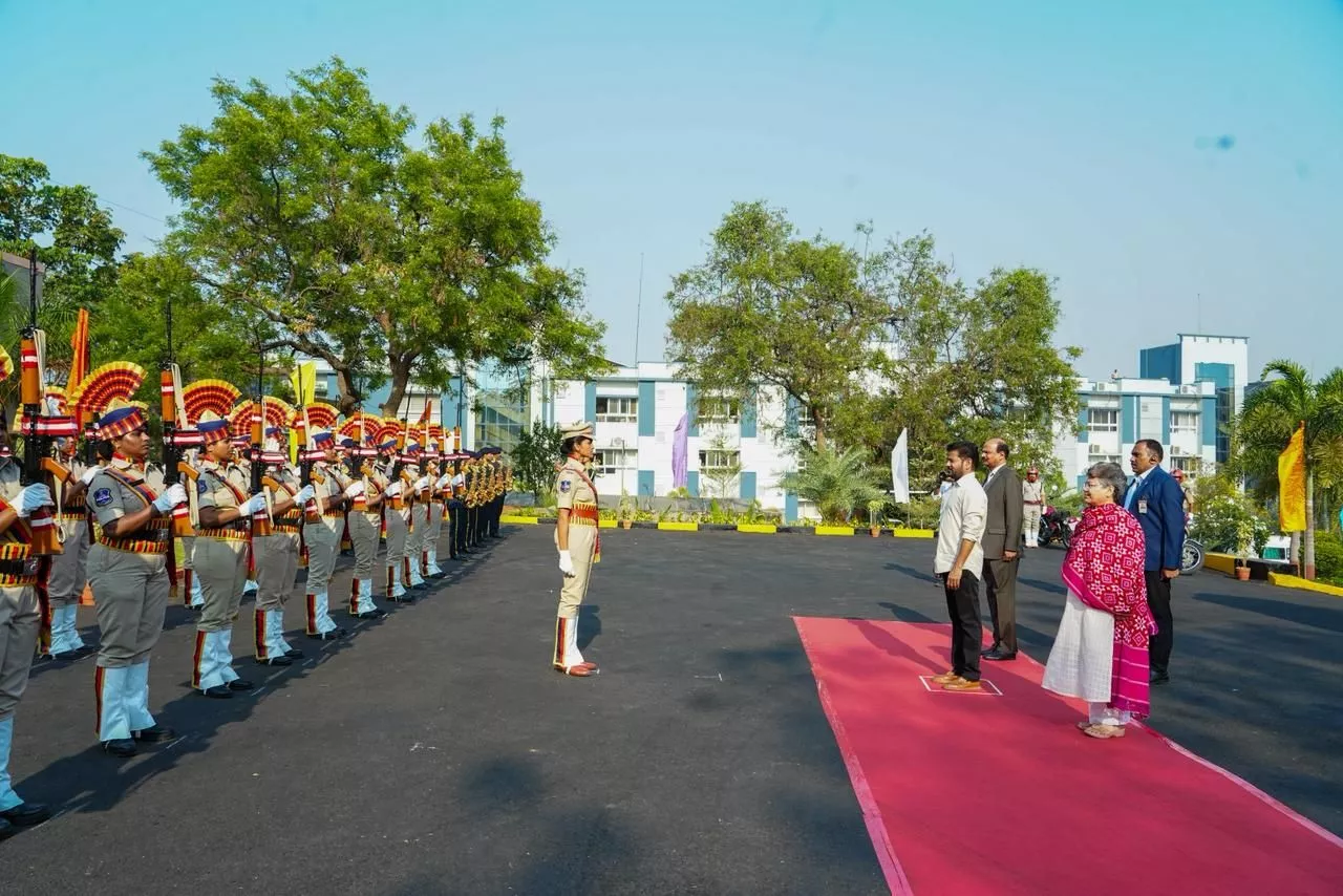 तेलंगाना पुलिस रीट्रीट में संबोधित करते मुख्यमंत्री रेवंत रेड्डी