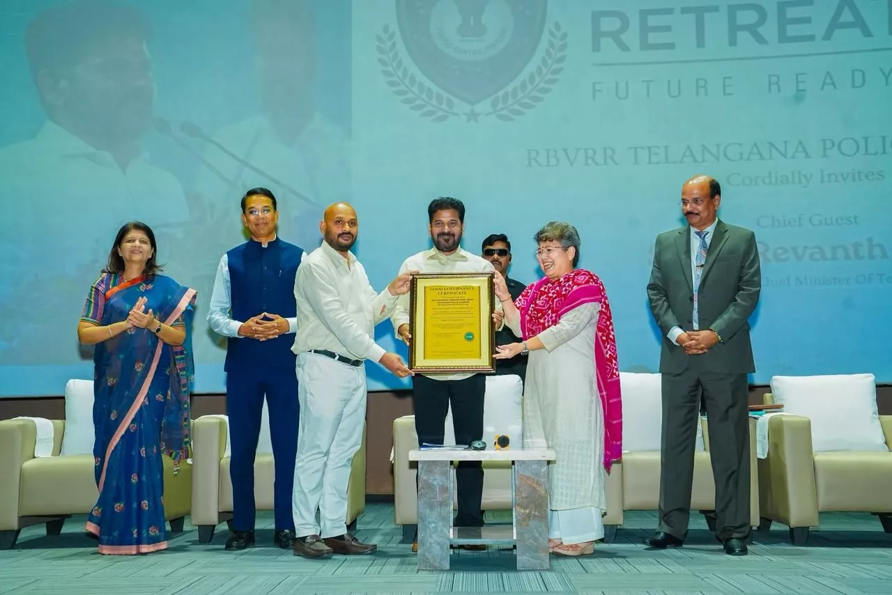 तेलंगाना पुलिस रीट्रीट में संबोधित करते मुख्यमंत्री रेवंत रेड्डी