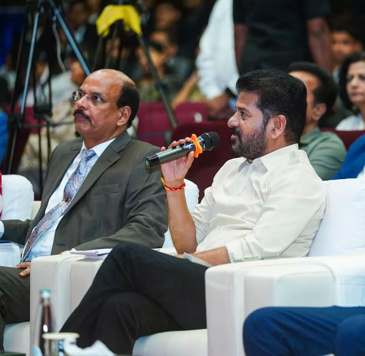 तेलंगाना पुलिस रीट्रीट में संबोधित करते मुख्यमंत्री रेवंत रेड्डी