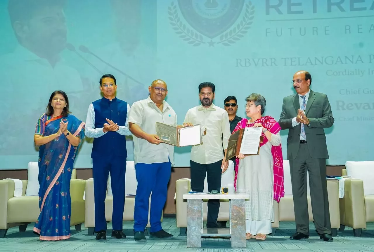 तेलंगाना पुलिस रीट्रीट में संबोधित करते मुख्यमंत्री रेवंत रेड्डी