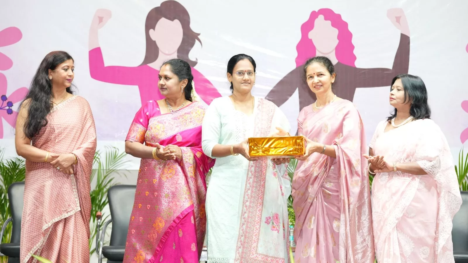 एससीआरडब्ल्यूडब्ल्यूओ ने महिला कर्मचारियों को पुरस्कार दिए