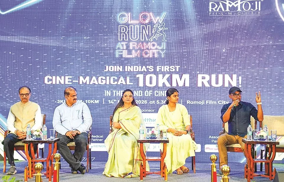 ग्लो रन जर्सी लॉन्च कार्यक्रम का दृश्य