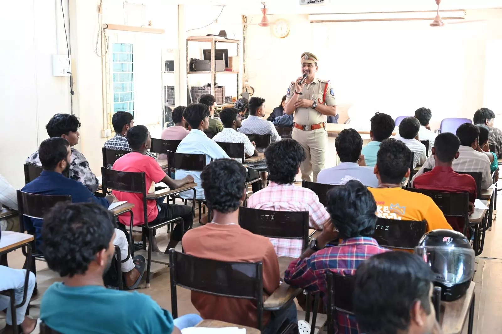 मल्काजगिरी पुलिस महिला सुरक्षा अभियान के दौरान