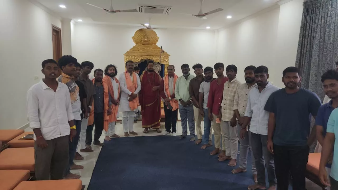 शारदा पीठम में निरीक्षण करते विहिप प्रतिनिधिमंडल