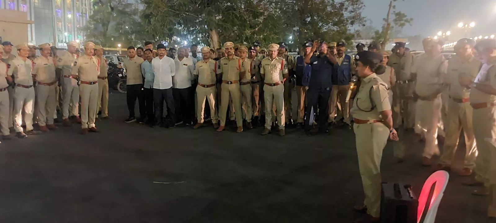 सचिवालय क्षेत्र में पुलिस मॉक ड्रिल के दौरान तैनात जवान