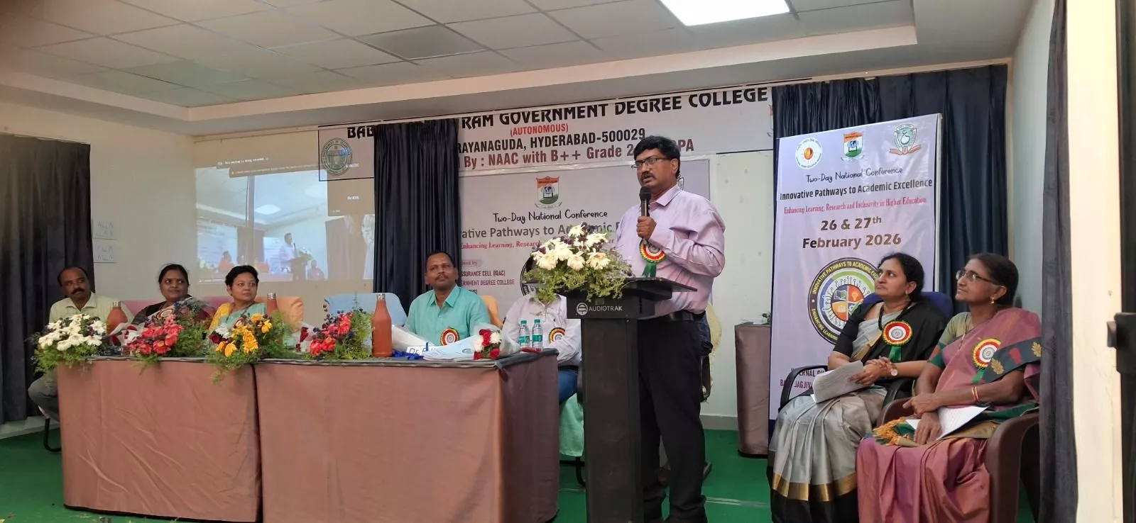 राष्ट्रीय संगोष्ठी में दीप प्रज्ज्वलन करते अतिथि