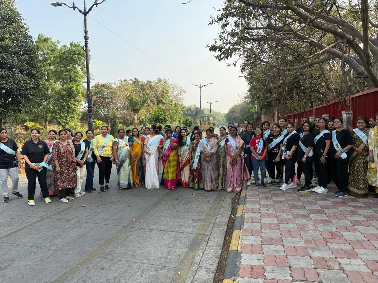 बिंदास वूमेन्स रन-2026 में महिलाएं दौड़ते हुए